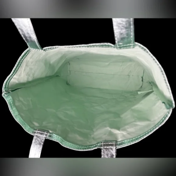 CLINIQUE NWT FOIL LOOK TOTE AND GIFT SET - Picture 8 of 9